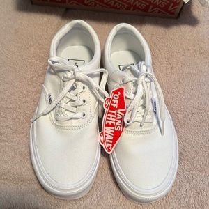 I’m selling unused shoes which are still clean.